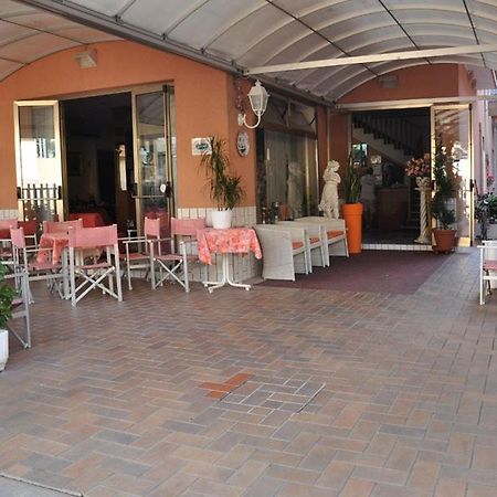 Hotel Peonia Римини Экстерьер фото