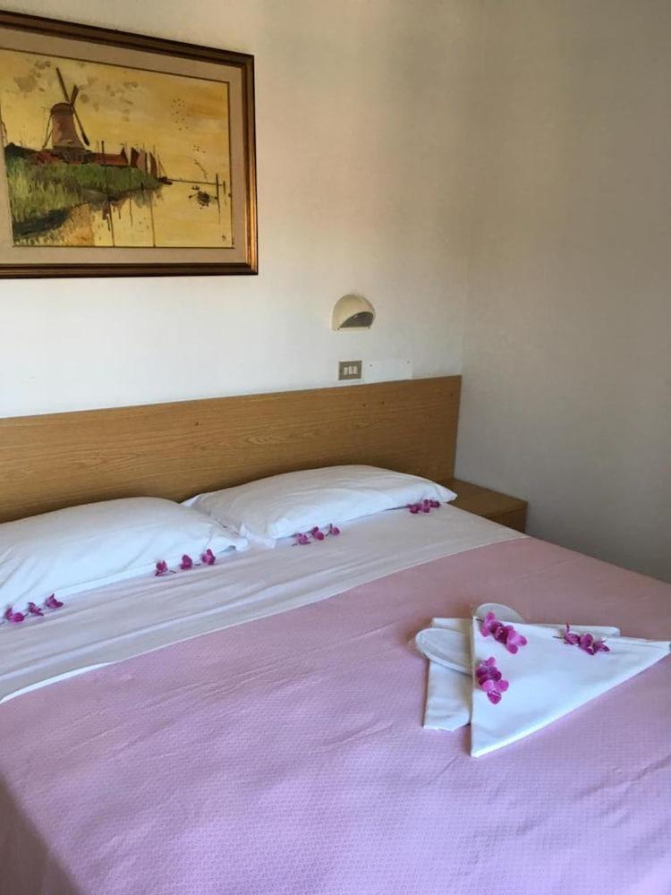 Hotel Peonia Римини Экстерьер фото