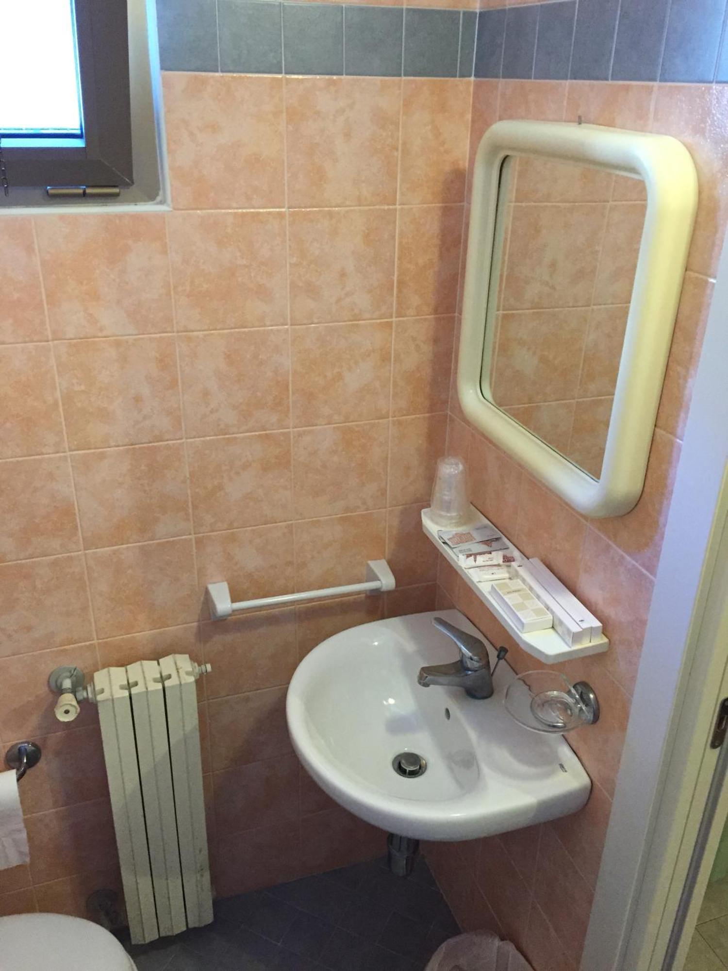 Hotel Peonia Римини Номер фото