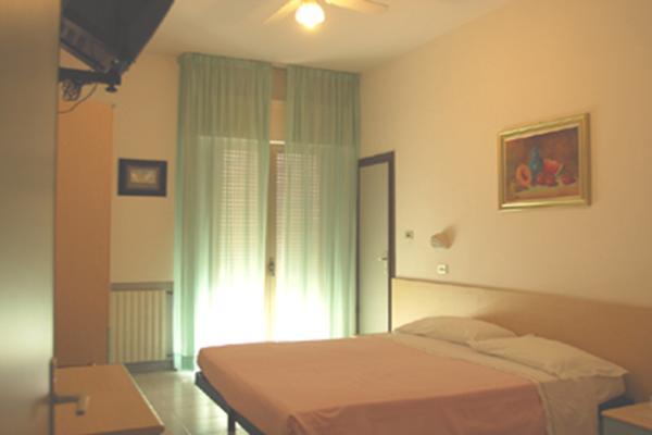 Hotel Peonia Римини Экстерьер фото